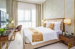 una camera d'albergo con un letto e una scrivania di Central Inn Hotel & Suites - Al Sadd, Doha, Qatar a Doha