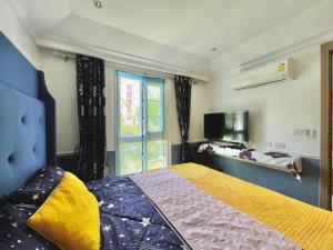 Ένα ή περισσότερα κρεβάτια σε δωμάτιο στο Seven Seas Cote d'Azur D306 - 1 bedroom Cozy apartments in a premium Condo near the sea