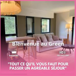a living room with a couch and a table at Bienvenue au Green in Neufchâtel-Hardelot