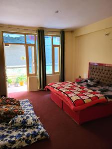 En eller flere senge i et værelse på Himachali Didi Homestays