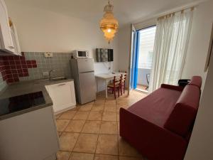cocina y sala de estar con sofá y mesa en Residence Ambra, en Lido di Jesolo