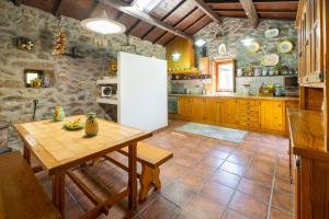 Η κουζίνα ή μικρή κουζίνα στο Stone House Casa das Pedras