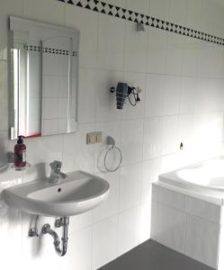 Ένα μπάνιο στο Monteurwohnung große Luise +8 φωτογραφίες