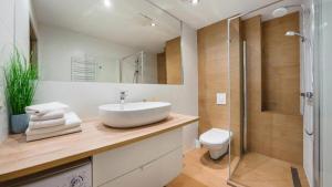 y baño con lavabo, ducha y aseo. en Maloves Resort & Spa Prywatne Apartamenty, en Władysławowo