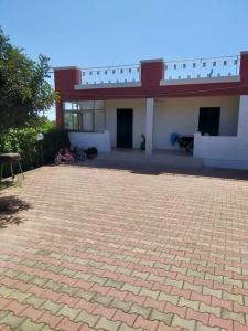 a house with a brick driveway in front of it at Casa vacanze da Tonino in Noci