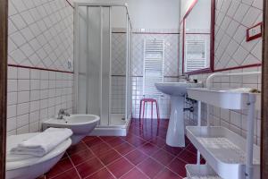 a bathroom with two sinks and a shower and a toilet at Le Margherite - Sweet Dreams in Florence in Florence
