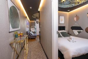 Una pequeña habitación con una cama y una sala de estar. en Spa on the walls - Mamilla View - Jerusalem ספא על החומות ירושלים, en Jerusalén 39 fotos más