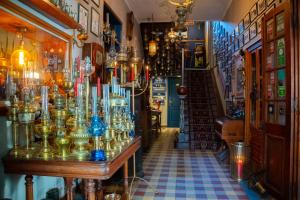 La Varangue في أنتاناناريفو: محل به مجموعه من المزهريات الزجاجيه على طاوله