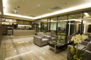 - un hall avec des canapés, des chaises et un comptoir dans l'établissement Urban Hotel33, à Kaohsiung