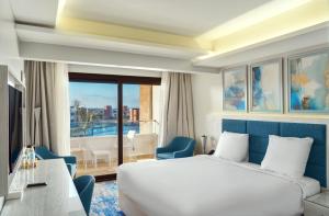 塞得港Helnan Hotel - Port Fouad的带床和阳台的酒店房间