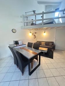 Kuchyňa alebo kuchynka v ubytovaní "La maison Fabrin" Appart N4 Arles centre