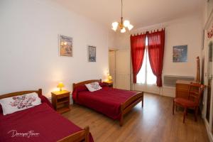 1 dormitorio con 2 camas y ventana en Pyrénées Palace en Luchon