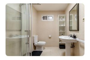 La salle de bains est pourvue de toilettes, d'un lavabo et d'une douche. dans l'établissement Centro Monumental, à Pontevedra