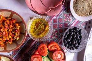 ein Tisch mit Tellern und Schüsseln mit Essen in der Unterkunft Wadi Rum Mirror Camp in Wadi Rum
