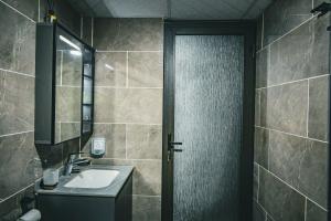 ein Badezimmer mit Waschbecken und Dusche in der Unterkunft Wadi Rum Mirror Camp in Wadi Rum