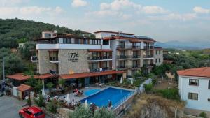 a hotel with a swimming pool in front of a building at 1774 Kazdağı Termal Otel in Ilija