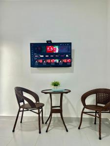En tv och/eller ett underhållningssystem på MARIA HOTEL