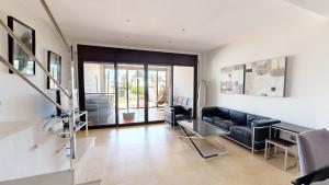 a living room with a couch and a table at Casa Raquel in L'Ampolla