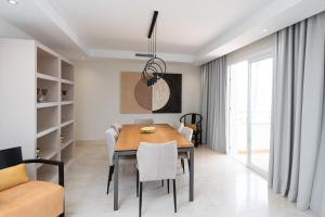 jadalnia ze stołem i krzesłami w obiekcie Front line beach luxury apartment in Heaven Beach w mieście Estepona