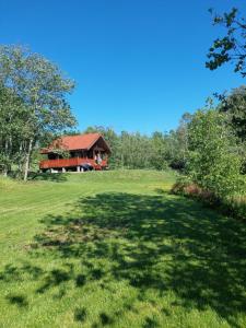a house in the middle of a grassy field at Apteekkarinmökki in Forssa