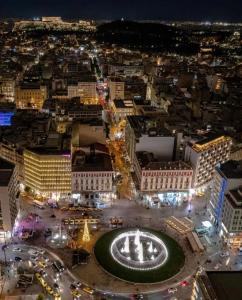 een luchtzicht op een stad 's nachts bij Appartement tout confort in Athene