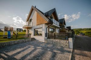 a house on the side of a road at To Je To apartamenty in Maniowy