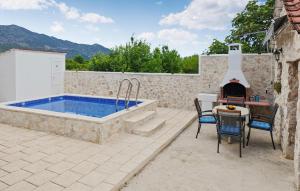 Bazén v ubytovaní Two-Bedroom Apartment In Metkovic alebo v jeho blízkosti