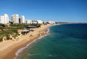 una vista aérea de la playa y del océano en Colmeia- Alojamento Local en Armação de Pêra