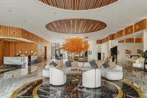 塞得港Helnan Hotel - Port Fouad的大堂配有白色家具和吊灯。