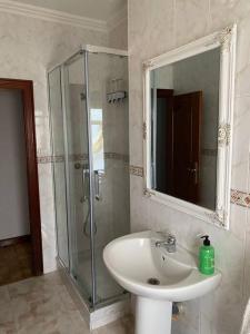 Et badeværelse på Amplio alojamiento guerrilleros centro