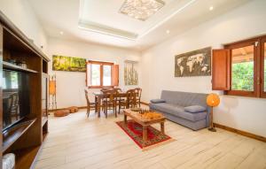 - un salon avec un canapé et une table dans l'établissement Pet Friendly Home In Palermo With Kitchen, à Palerme