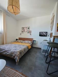 Posteľ alebo postele v izbe v ubytovaní Cozy Old Town Apartment