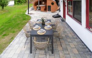 un tavolo e sedie su un patio di Ferienhaus 107 In Kirchheim a Kemmerode Altre 18 foto