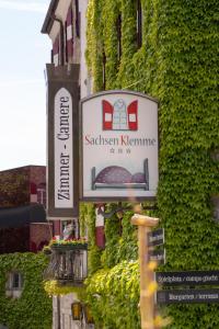 una señal para un restaurante al lado de un edificio en Hotel Sachsenklemme, en Fortezza