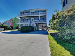 a large house with a balcony and a driveway at Bela Casa in Surf City