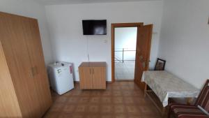 TV a/nebo společenská místnost v ubytování Casa Dobrescu cata si miha