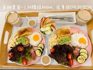 un vassoio con due piatti di cibo su un tavolo di White&Light B&B a Manzhou