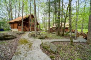 een hut in het bos met een pad dat daarheen leidt bij Parkway Treasure cabin in Gatlinburg