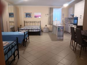 Zimmer mit einer Küche und einem Zimmer mit einem Bett in der Unterkunft casa vacanze iris, appartamento turistico in Ravenna