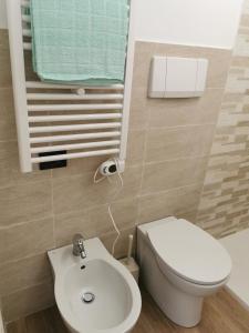 a small bathroom with a toilet and a sink at VERDEACQUA Flat in Rapallo