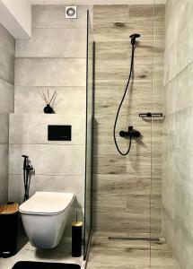 een badkamer met een toilet en een glazen douche bij Bella Vista in Balíon