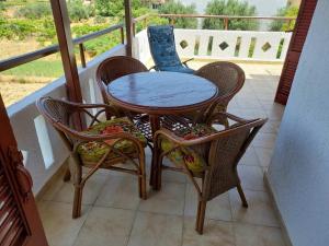 a table and four chairs on a balcony at victoria in Istro