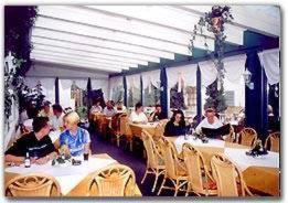 un grupo de personas sentadas en mesas en un restaurante en Hotel Gasthof Wasserschloß, en Mitwitz