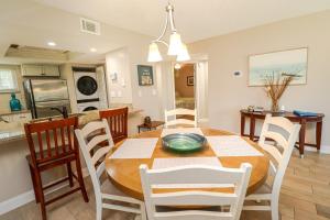 een eetkamer en een keuken met een tafel en stoelen bij Ocean Village Club P23 in St. Augustine