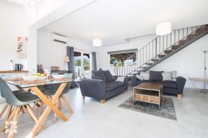 Część wypoczynkowa w obiekcie Villa Los Almendros by Abahana Villas