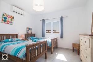 Łóżko lub łóżka w pokoju w obiekcie Villa Los Almendros by Abahana Villas