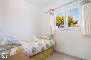 Łóżko lub łóżka w pokoju w obiekcie Villa Los Almendros by Abahana Villas