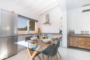 Kuchnia lub aneks kuchenny w obiekcie Villa Los Almendros by Abahana Villas