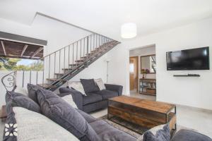 Telewizja i/lub zestaw kina domowego w obiekcie Villa Los Almendros by Abahana Villas