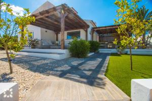 podwórko z domem z drewnianą pergolą w obiekcie Villa Los Almendros by Abahana Villas w mieście Calpe +23 zdjęcia